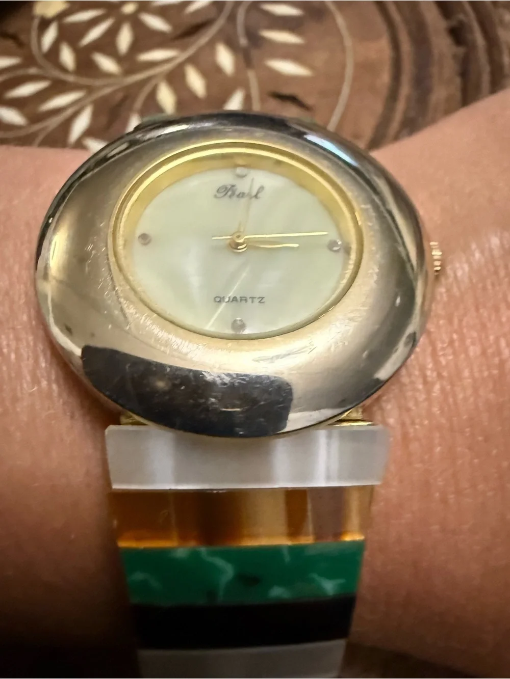 Vintage Pearl Quartz Women's Round gold Tone Watch with multi colored marble